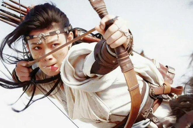 眼神带鲨，动作带风。这才是武侠片该有的女将质感，硬到骨子里。镖人 那尔那茜