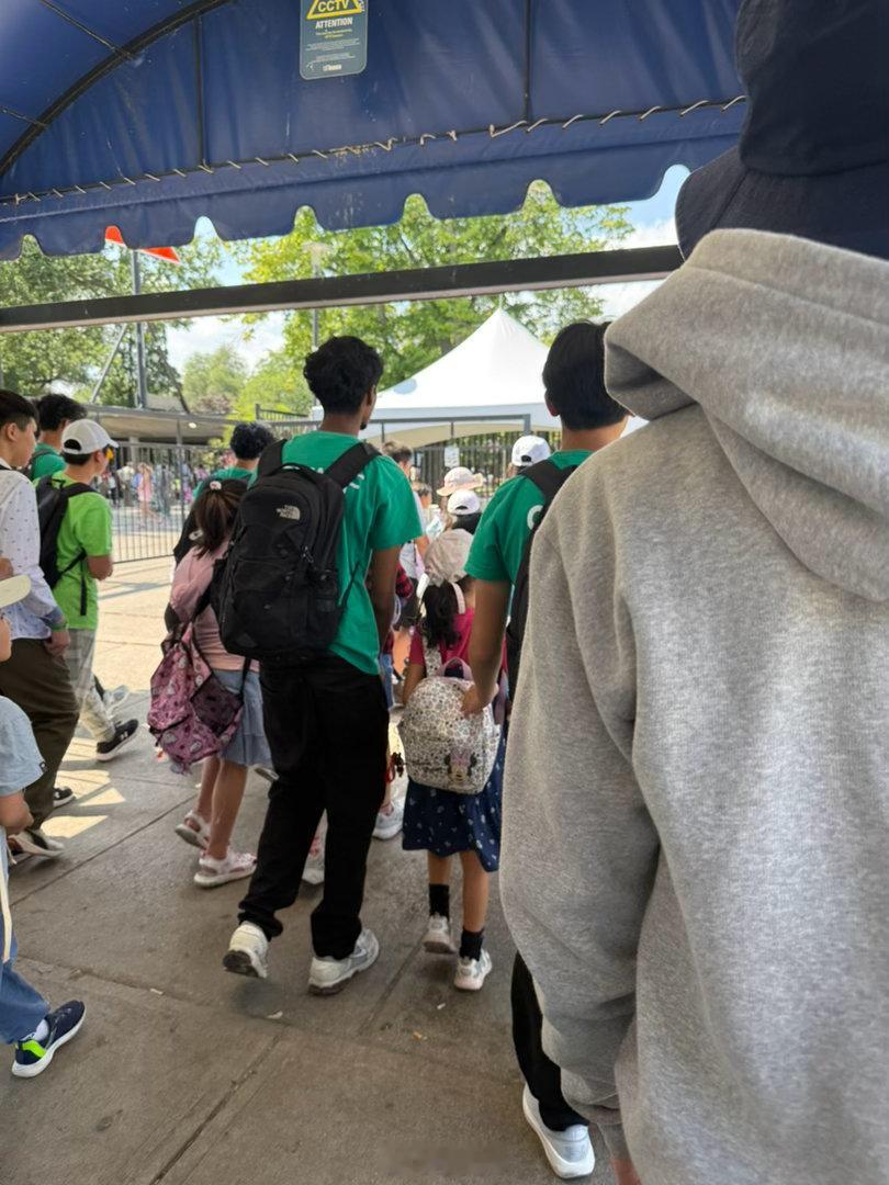 云蜜说：“在教育配置和生师比上，不得不夸欧美。现在国内所谓的出生率下降、师范生过