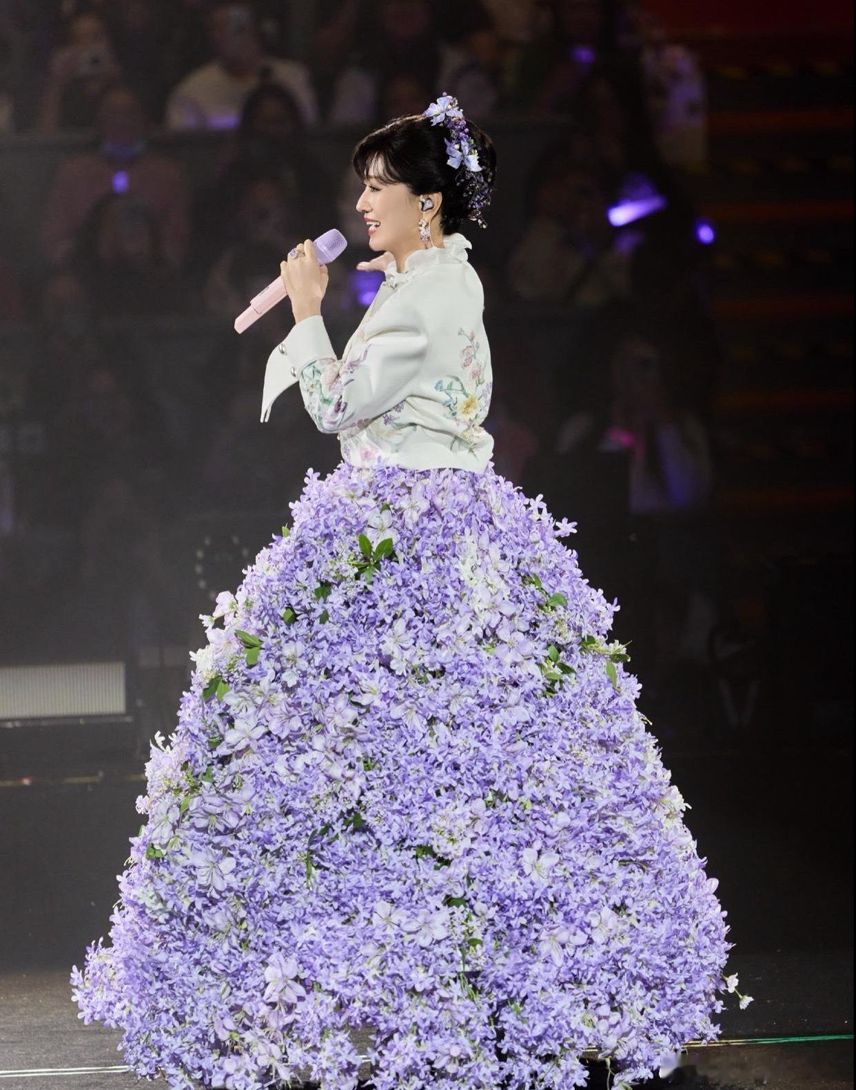 赵雅芝的裙子和戚薇的裙子有异曲同工之妙，都是里面搭建骨架，在裙子外面铺设花朵，把