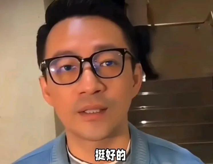 汪小菲今天又出庭了。为了大S提告的四幅画。离开法院又被记者围堵。记者问他恨不恨大