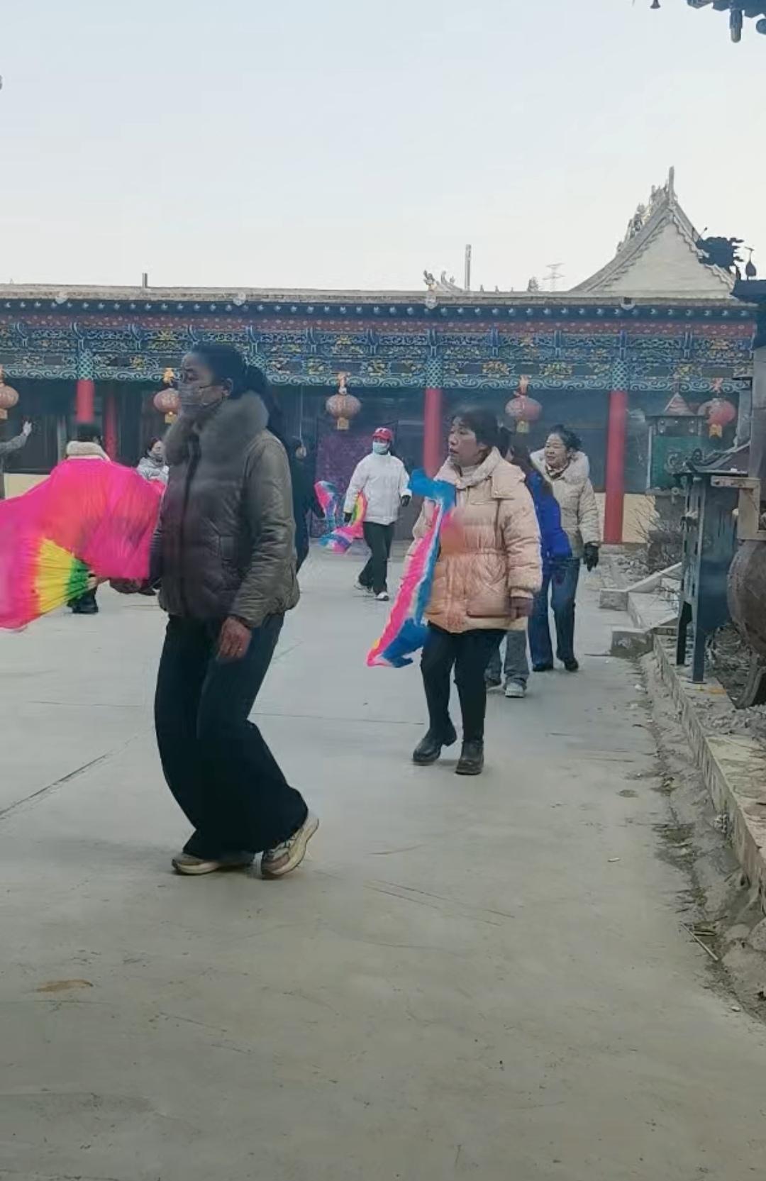 大雪小雪又一年，冬至开始，乐都区芦花乡朵家湾村雷托山社火开始排练了，现场锣鼓喧天