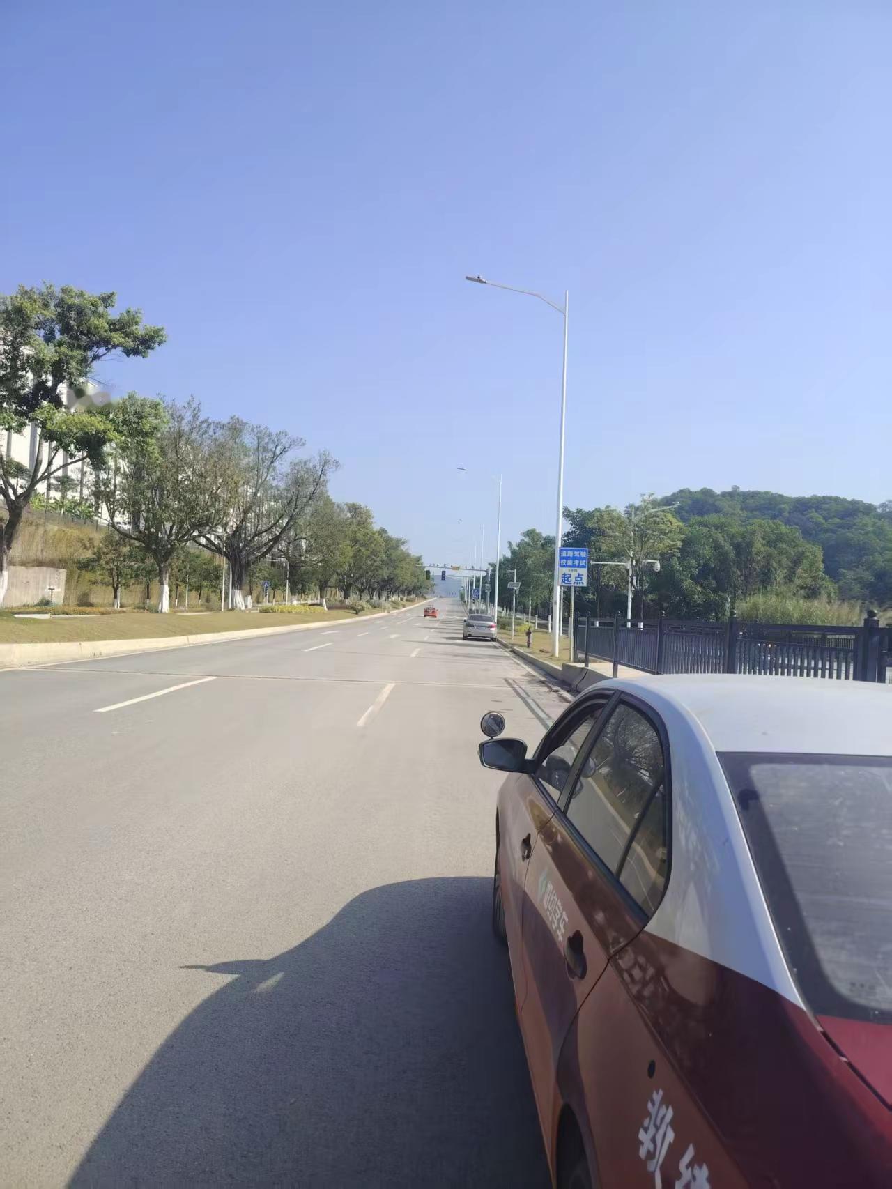 有些路只能一个人走，不是没人陪，是有些坎必须自己迈。迈过去之后你会发现，原来自己