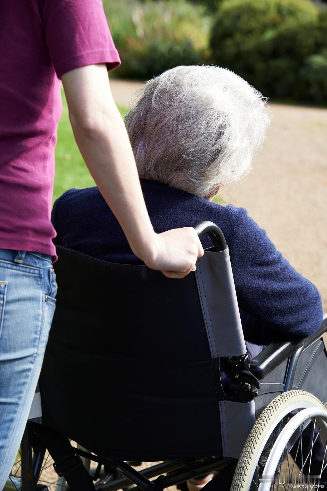 家有失能老人，真的太磨人了。大小便失禁，每天还总是掀被子，一不留神，怕老人冻感冒