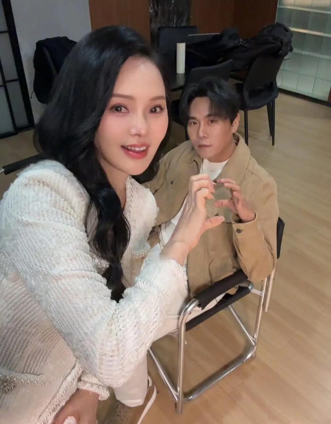 伊能静情人节晒全家福合影，和老公秦昊甜蜜比心，一家人幸福满溢！ 