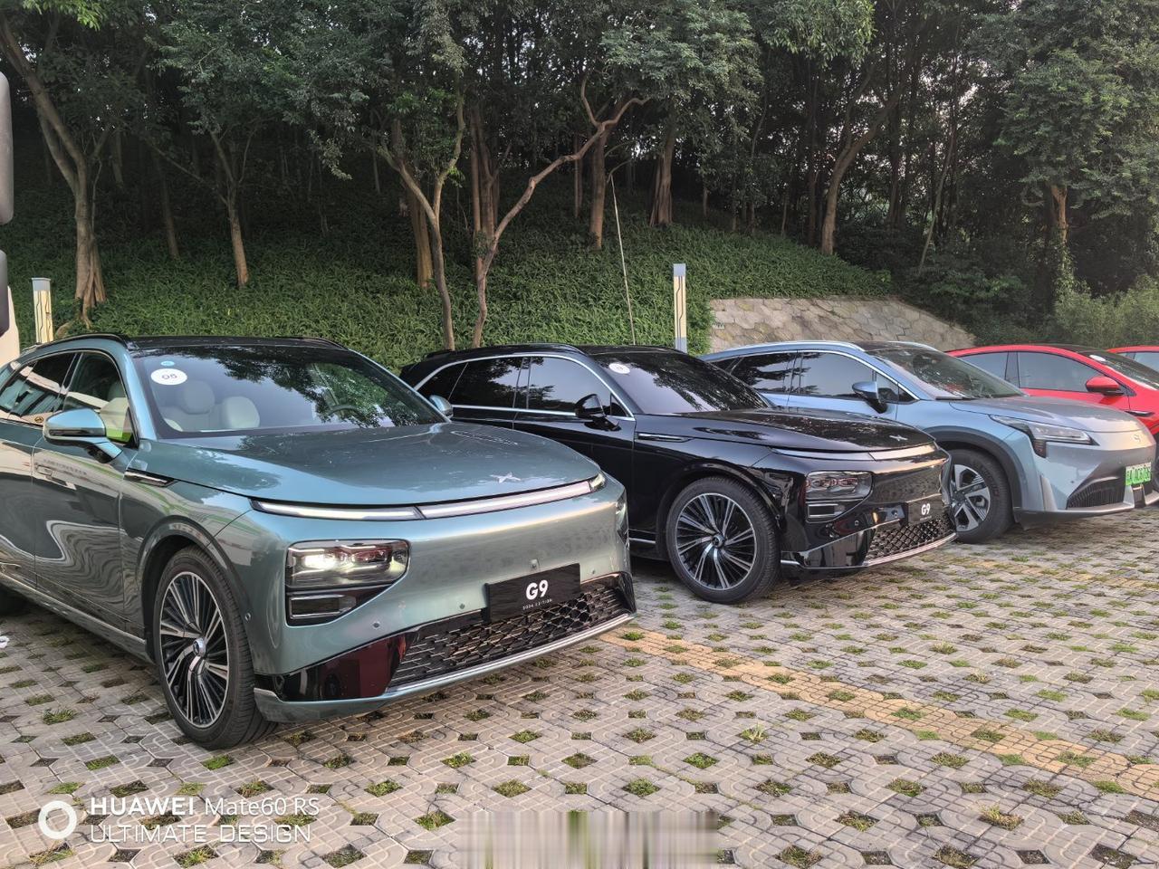今天小鹏1024，这里准备了一批新车，待会可以体验新功能，AI代驾，应该很有意思