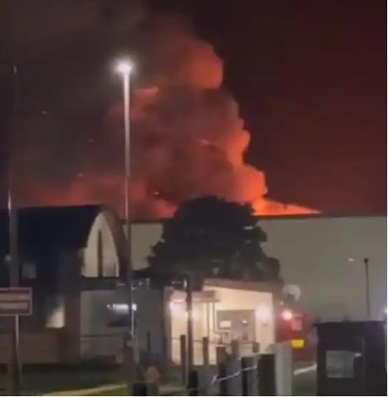 英国停着美军轰炸机的空军基地，突然就烧起来了，火大得能把夜空照得跟白天似的，里面