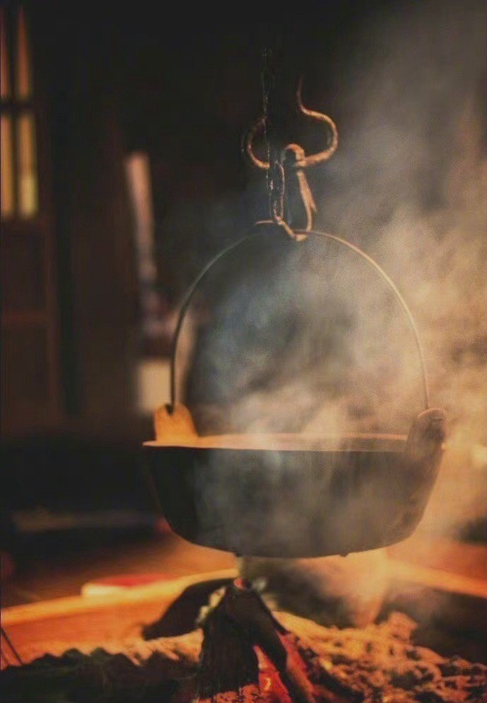 雪夜里，生暖炉，促足相依偎，静闻雪落无痕。——  沈复 
