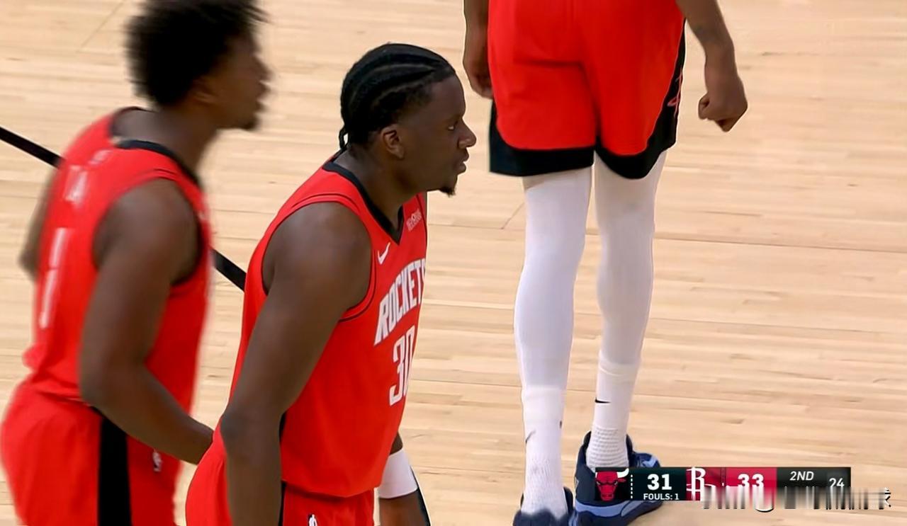 火箭老将卡佩拉的生存空间越来越小了！今天火箭在主场以119：113击败公牛，获得