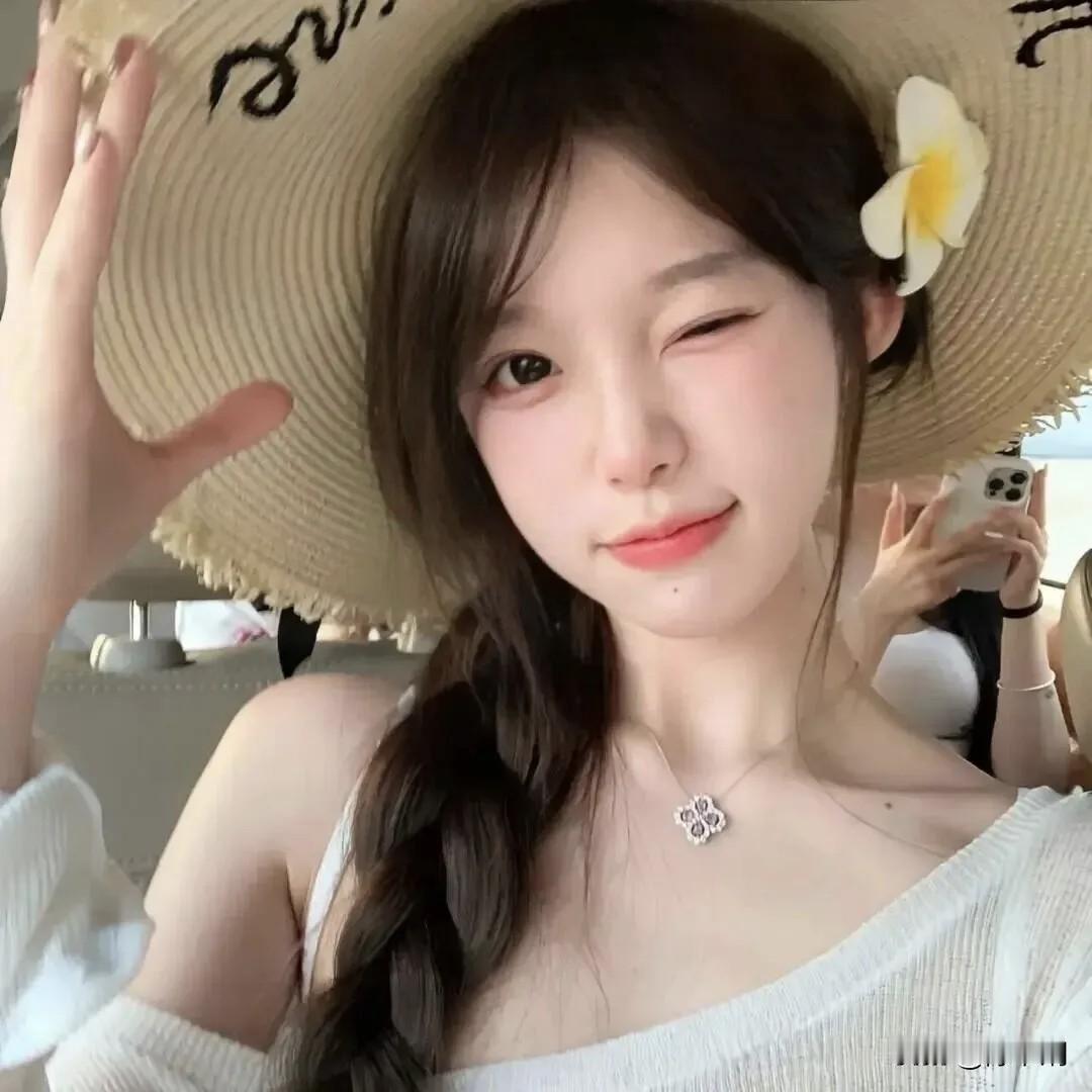 檐帽轻遮半面春，发梢斜缀素花新。
柔荑漫挽编丝辫，笑靥微醺带软嗔。
衫薄风轻沾夏