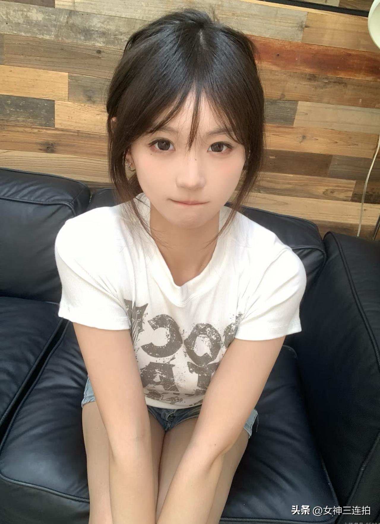元气少女坐沙发，清新自然美！🌞👩‍❤️‍💋‍👩