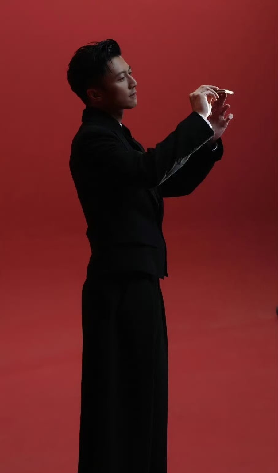 【谢霆锋手持荣耀 Magic V6 被拍：大圆镜组、红色外观，新机有望今年 3 