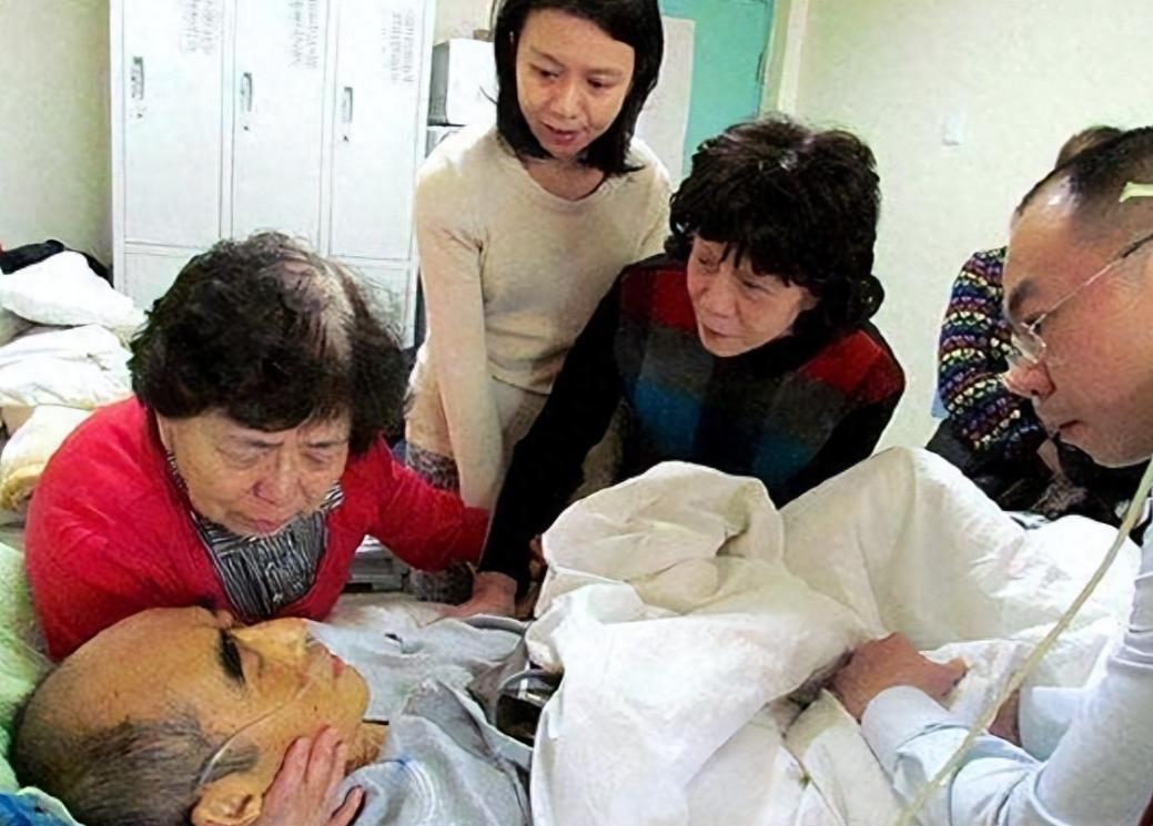 她被称为“庄则栋前妻”，却用一生撕掉这个标签：45岁离婚净身出户，独自带大一双儿