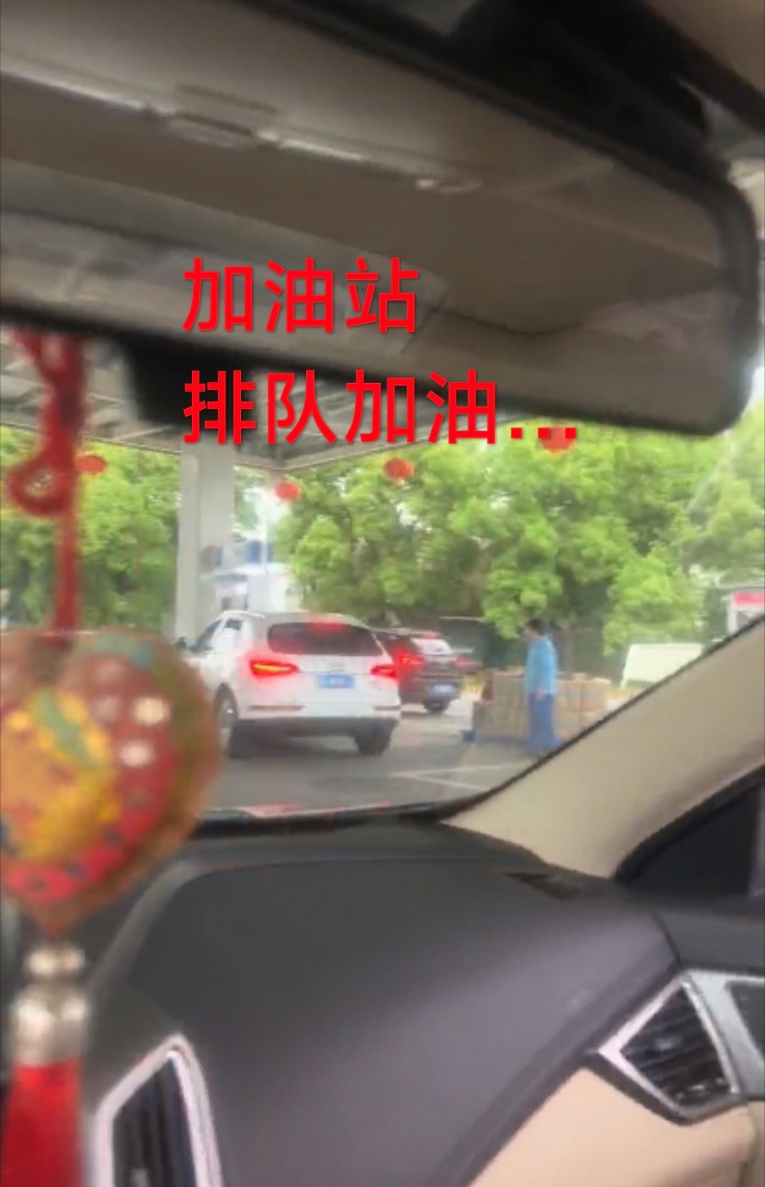 发改委临时调控都压不住油价疯涨，92都进入9元时代了……这一波上涨让燃油车成了买