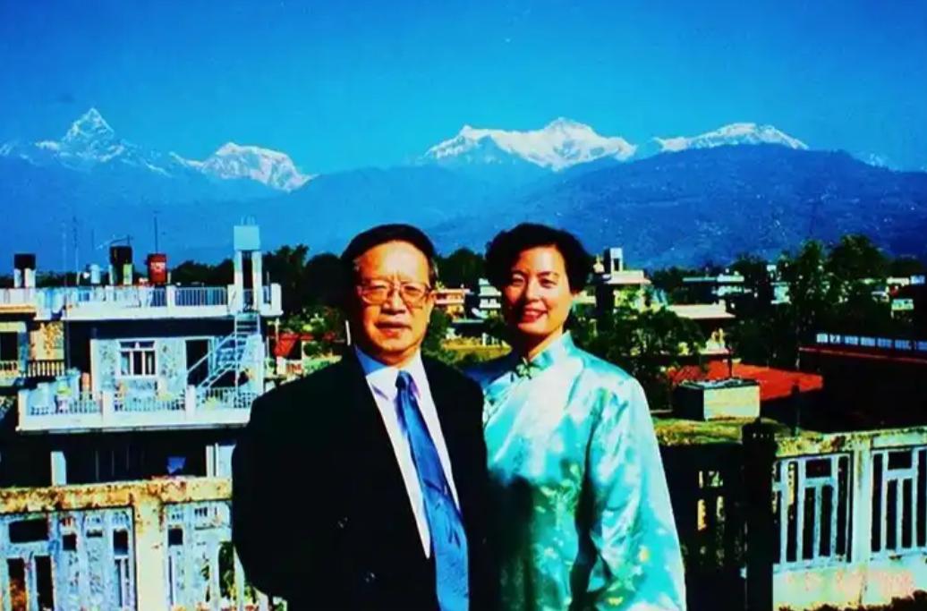2005年，中国驻尼泊尔外交官朱敏才退休后，瞒着子女，带着妻子连夜离家，从此杳无