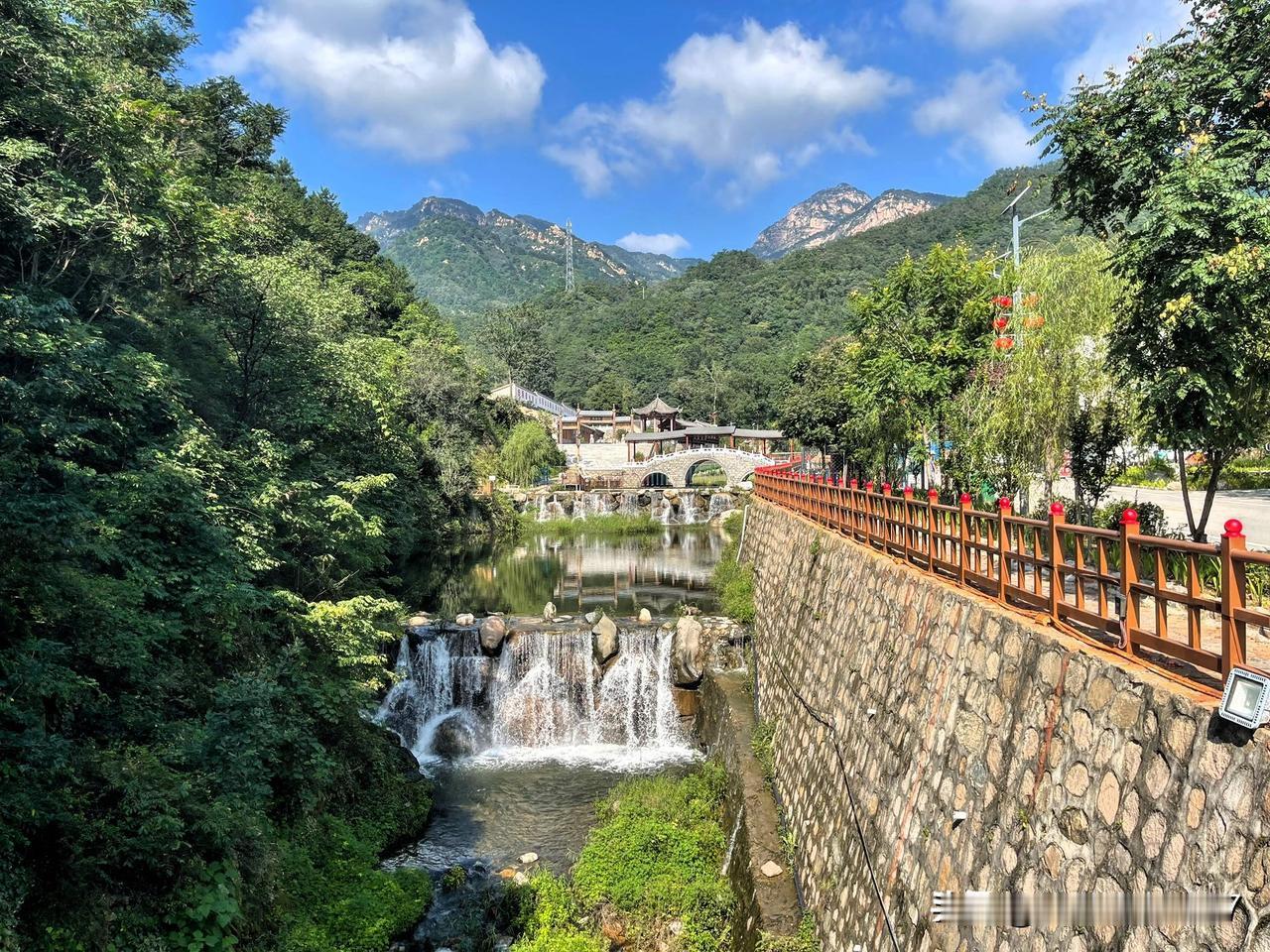 石家庄周边自驾旅游好地方，山青水绿，是登山健身赏景的好地方；这里溪水环绕，绿树遍