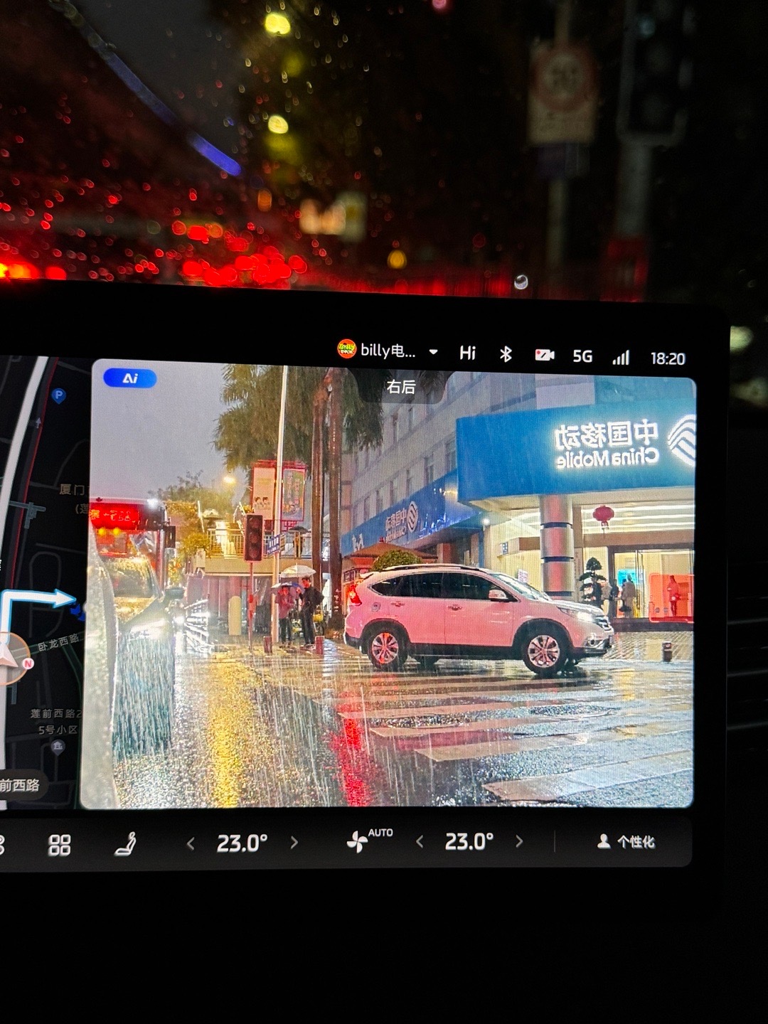 昨晚厦门大雨加大堵车，智己到这套盲区影像再次发挥大作用！后视镜已经糊成一片了，盲