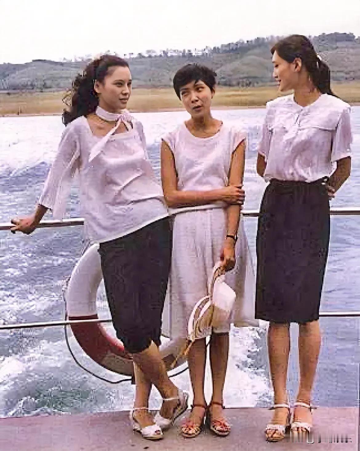 在80年代，有三位花旦，个个貌美如花。右边的是林芳兵，身材高挑，长腿玲珑，给人一