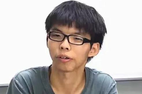 活该，罪有应得！当狱警打开牢门时，28岁的黄之锋还以为只是普通检查，可迎接他的却