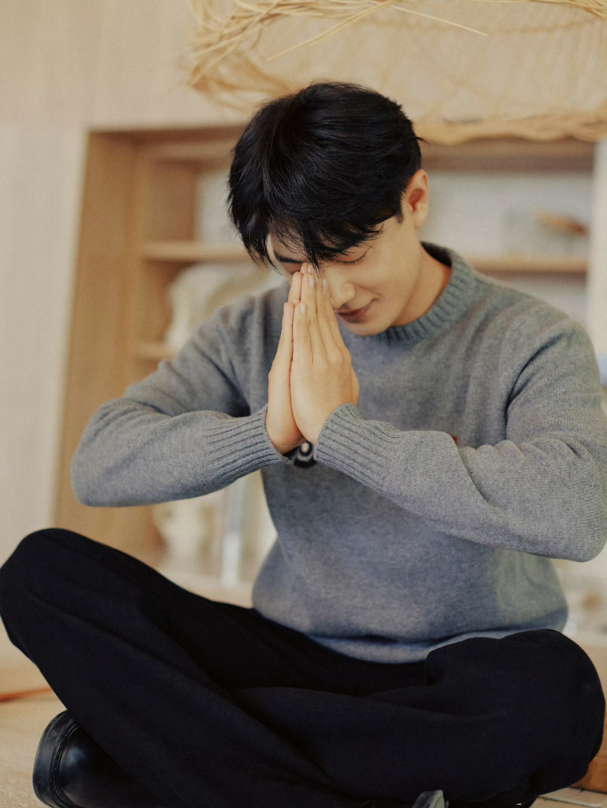 肖战34岁生日居家照肖战今日生日，庆生照是一组居家照～祝生日快乐，解锁更多人生角