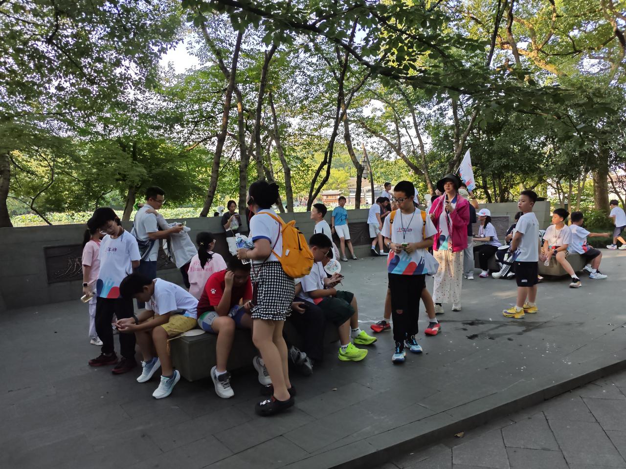 杭州的学生真幸福，不用舟山劳顿跨海过桥不远千里抬脚就可以到西湖游玩。