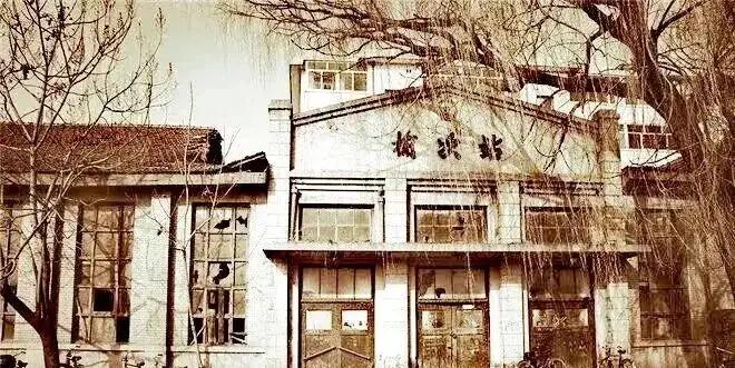 这是一座老旧的车站建筑。
知道这是什么地方吗？