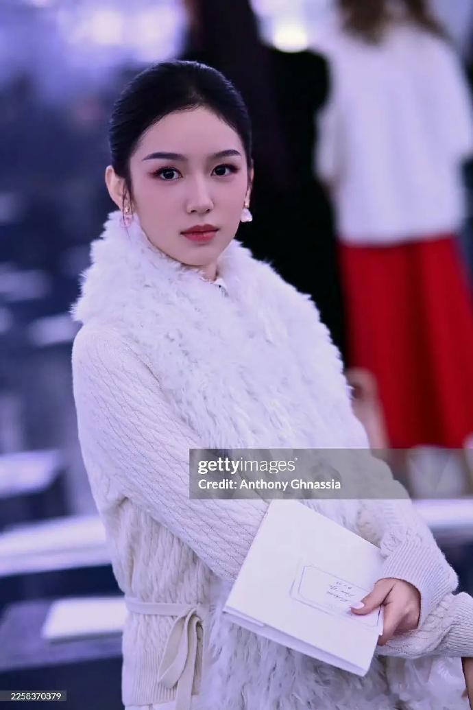 周也Dior此次高定秀全球首位转发周也Dior高定秀全球首位转发DIOR大秀 周