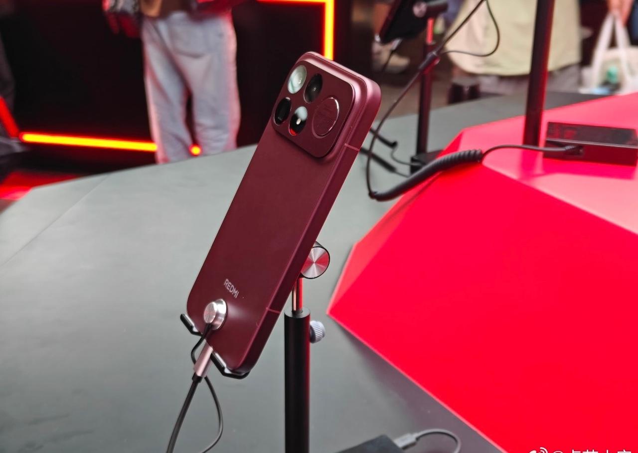 REDMI K100 Pro 亮相ChinaJoy，这赤霞珠红真好看，手机圈终于