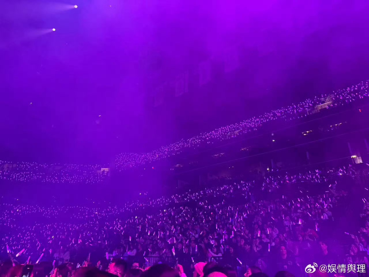 汪苏泷世巡纽约场上座率 纽约站现场照片里，密密麻麻全是人。有歌迷从波士顿、费城专