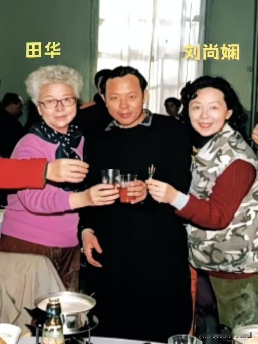 这同框太珍贵！田华刘尚娴老照片，满屏都是经典味儿。
从银幕上的光芒万丈，到生活里