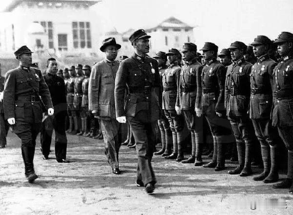 武大樱花美，吸引人的还有这里的历史。

走过樱花大道，再到下面的912操场走一走