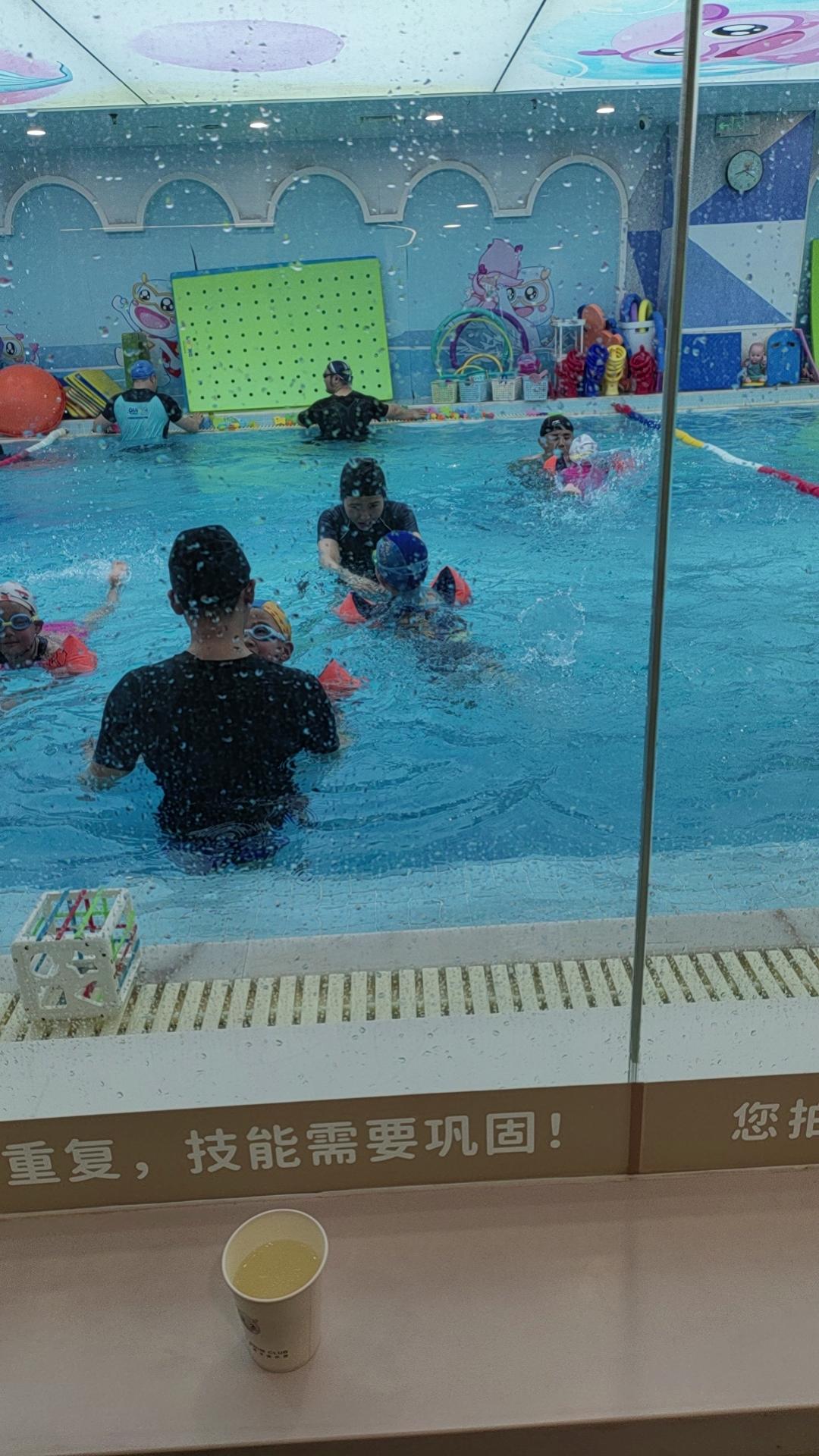 周四打卡龙格游泳馆🌊
周三刚换完水，水质超新鲜，小朋友扎堆来游，都是为了健康～