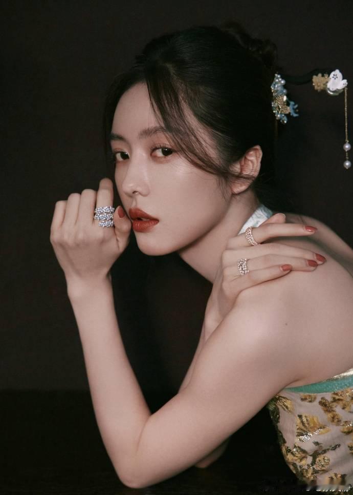 蔡文静上演年度人气眼技  蔡文静用行动诠释护肤力！ 她的明亮双眸仿佛流动着光彩，