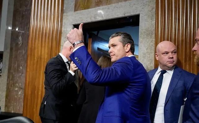 赫格塞斯，好日子彻底到头了！曾经在特朗普身边风头无两，靠着极端鹰派姿态坐稳美国防