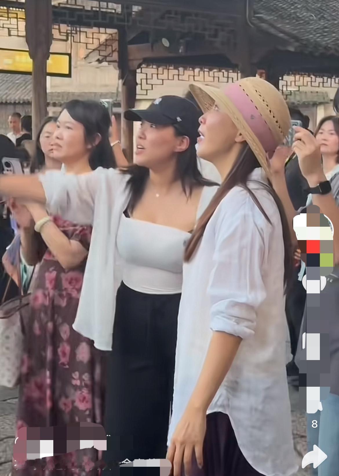 哇哦～近期金喜善在乌镇现身，估计是来游玩的吧？

金喜善可是韩国著名的女演员，她