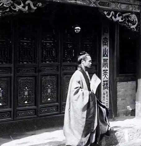 1938年，道士毕云路过日军哨卡时，因为没有向日军鞠躬，被打得半死。毕云大怒，伤