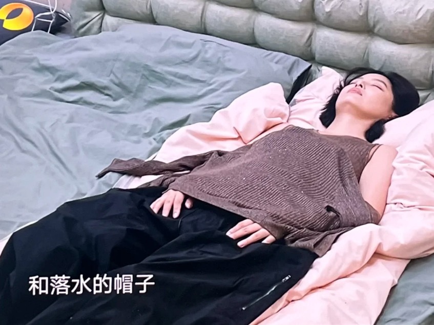 姐好薄一片辛芷蕾也太瘦啦躺在床上简直陷下去 瘦但是不失骨感 ​​​