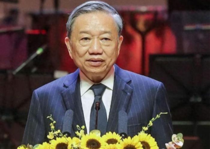 谁不盼着日子越过越稳？最近越南社交平台上，一群年轻人正半真半假地讨论一个大胆话题