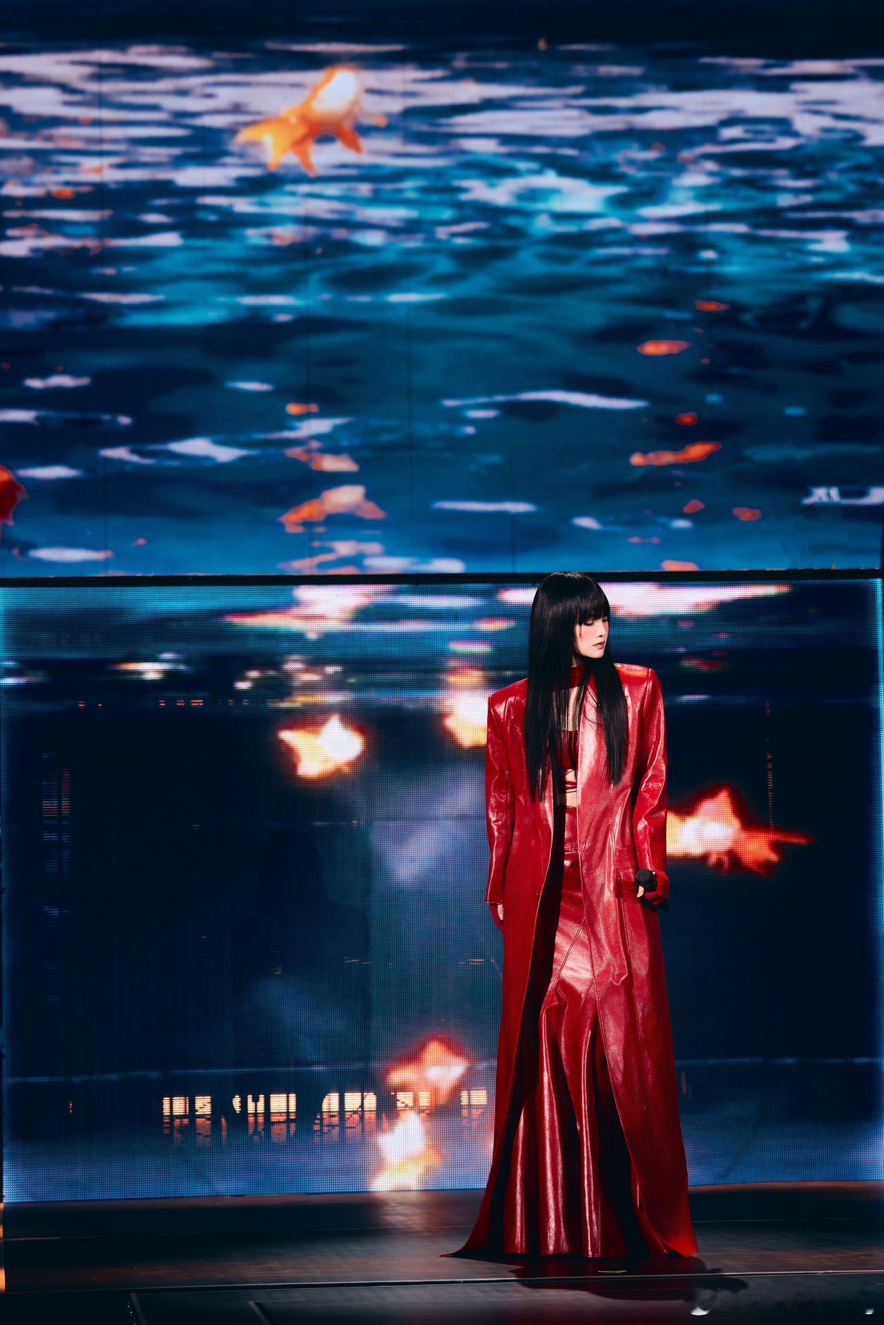 杨丞琳演唱会造型 真人芭比wok…杨丞琳演唱会造型每套都好好看啊…甜心教主名不虚