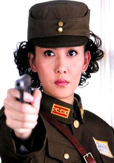 德国特种兵开飞机砸进土匪窝，落地直接抢了女匪首的头把交椅。
 
你看这部剧绝对会