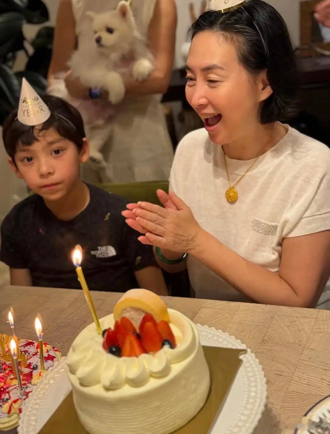 何超琼庆祝64岁生日，与干外孙切蛋糕一脸慈祥，四代同堂场面温馨！ ​​​