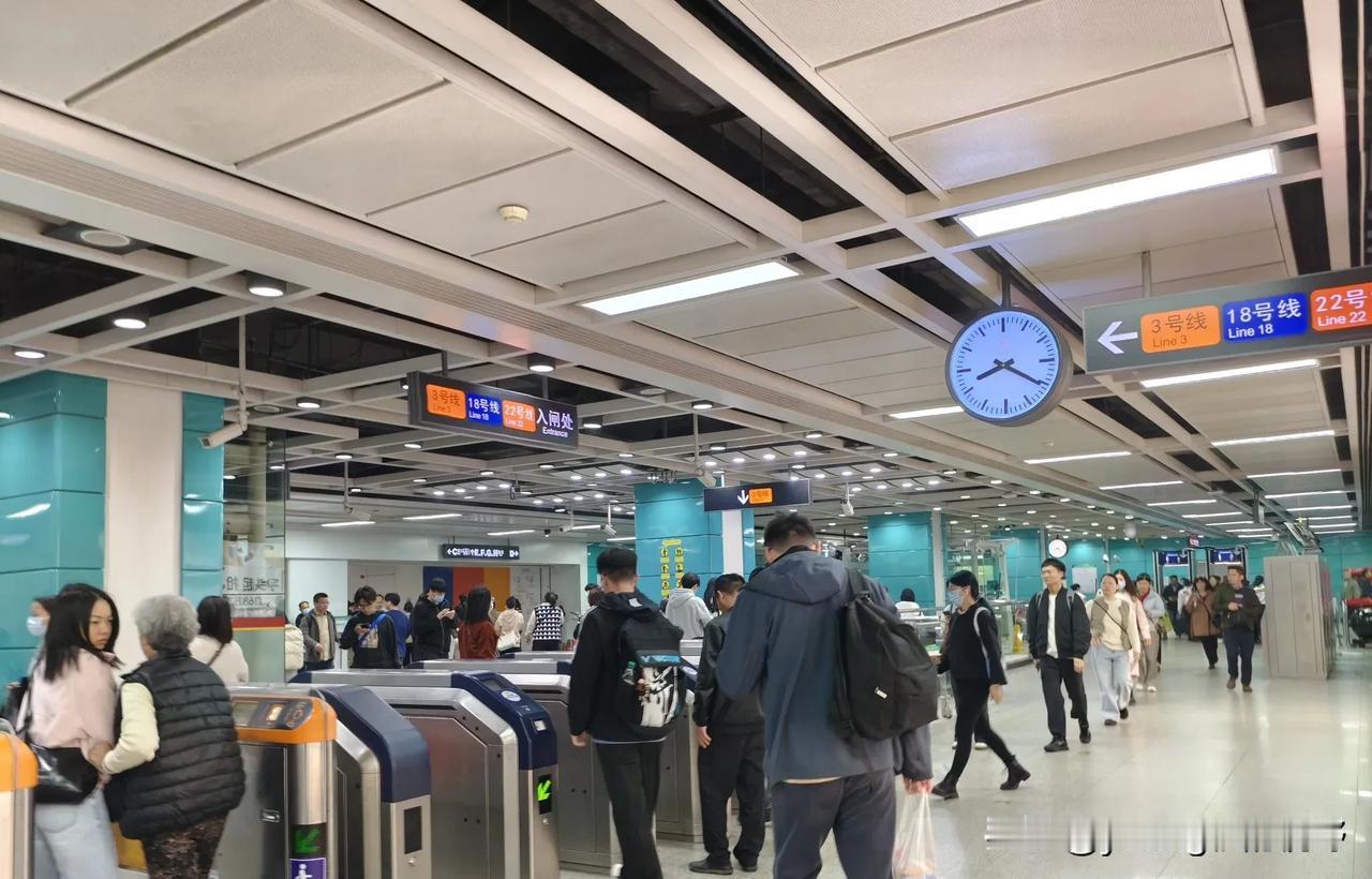 乘坐了一回广州地铁18号线，对比下三号线的车站，在宽敞明亮的地铁站里充分感受到了