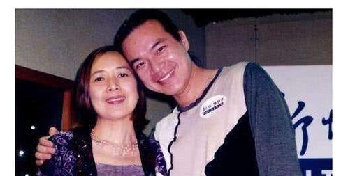 1992年，与李嘉欣纠缠不断，还经常出没风月场所的刘銮雄向妻子宝咏琴提出了离婚，