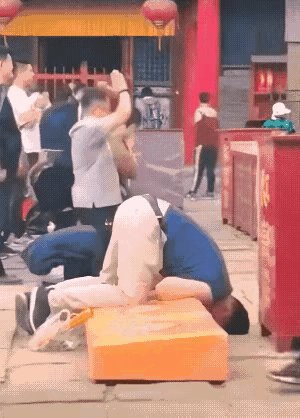 这位男子拜佛太执着了，感动了佛祖，让他得道成仙了。 ​​​
