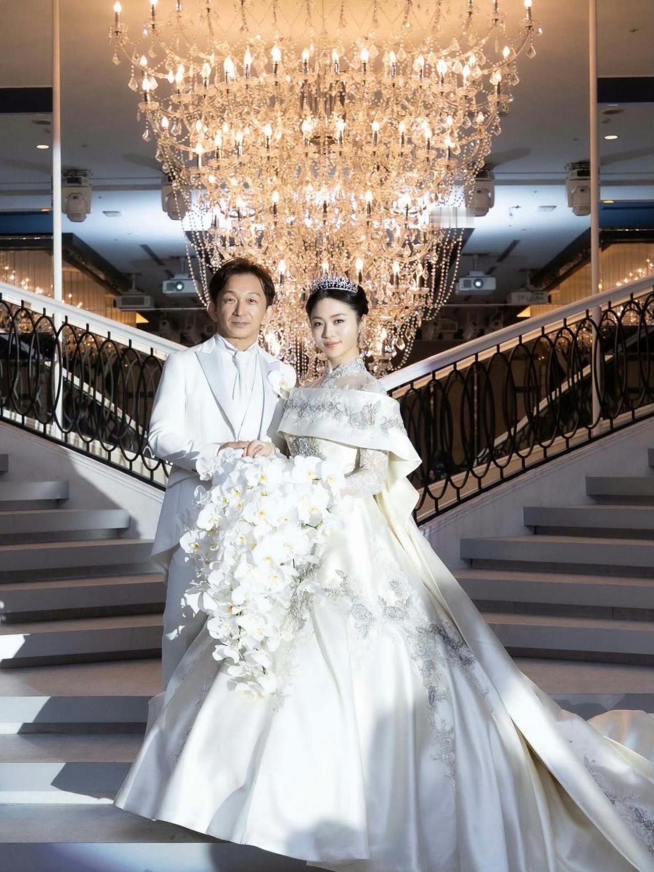 著名武术指导、《火遮眼》导演谷垣健治结婚，新娘是中日混血演员藤本露娜，她在中国学