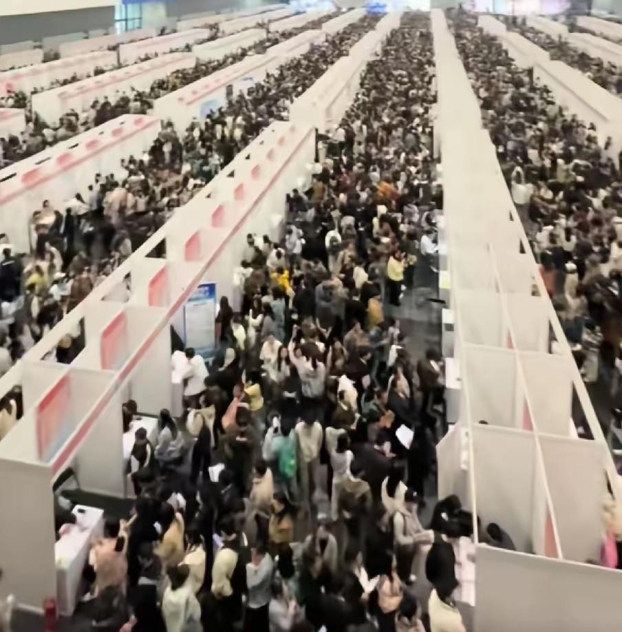 国家该出手了
毕业即失业
国家男性63岁、女性58岁才退休，可企业招人却把35岁