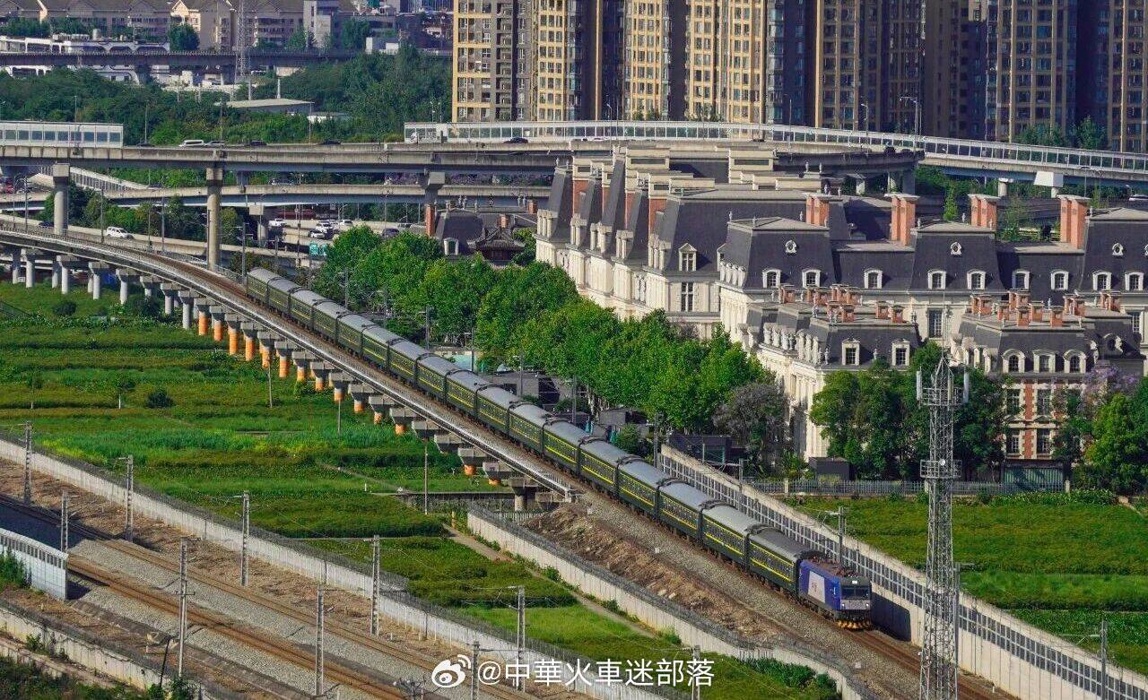 铁路,早安 然而人生辽阔，不要只活在爱恨里。早安~ 