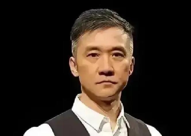 功成名就那年他拎个旧箱子净身出户，把家底全留给前妻和儿子，这操作放名利场里谁不骂