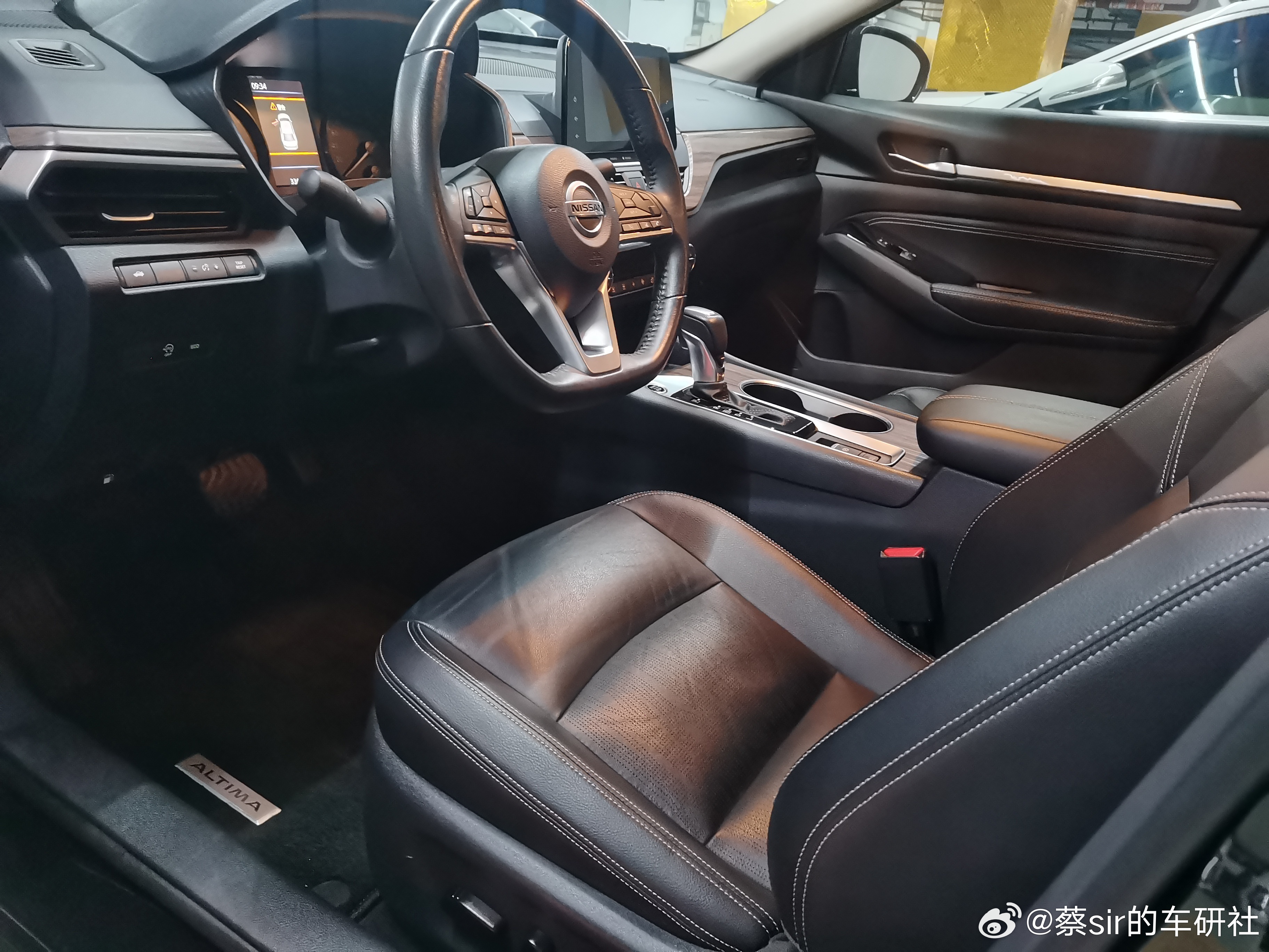 新到：22.年11月，日产天籁2.0自吸，实表3万公里，全车一个面补漆，理赔金额