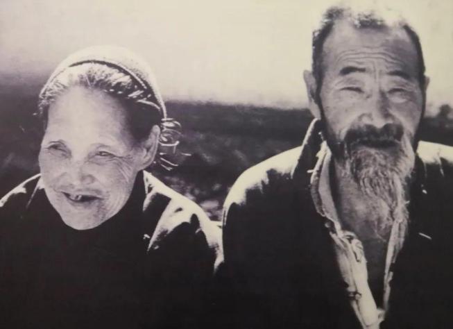 遭铁叉穿腿连丧10子，老妇坠崖40天自称神仙，竟惊动联合国！
在陕西咸阳的黄土高