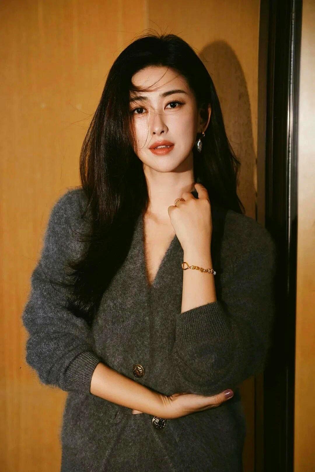 我开始理解朱珠的老公了，

她这人身上那股劲儿太特别，哪怕是最基础款的针织衫，往